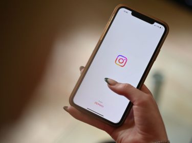 Eine Frau öffnet Instagram auf ihrem Smartphone.