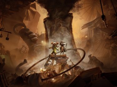 Auf dem Bild aus Little Nightmares 3 stehen die Charaktere Low und Alone auf einem Haufen von Schrott und Trümmern. Low trägt eine Maske und einen grünen Anzug, während Alone mit strubbeligem Haar und dunkler Kleidung danebensteht. Sie halten sich an den Händen und blicken entschlossen nach vorn. Im Hintergrund erhebt sich ein riesiger, rauchender Stuhl, während eine unheimliche Umgebung mit Käfigen, zerbrochenen Puppen und düsteren Strukturen die Szene umgibt. Die Atmosphäre wirkt bedrohlich und surreal.