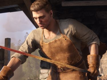 Auf dem Bild aus Kingdom Come Deliverance 2 ist Heinrich zu sehen, der als Schmied arbeitet. Er trägt eine schlichte, beigefarbene Tunika, eine Lederschürze und robuste Handschuhe. Mit konzentriertem Blick bearbeitet er ein glühendes Schwert mit einer Feile. Die Umgebung wirkt mittelalterlich, mit einer Schmiede im Hintergrund. Die realistische Grafik und das warme Licht unterstreichen die detailreiche Atmosphäre.