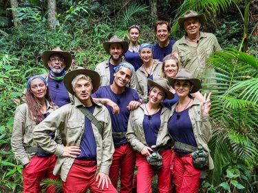 Auf dem Bild zu den GigaTV Highlights stehen die Teilnehmer:innen des Dschungelcamps 2025: Lilly Becker, Pierre Sanoussi-Bliss, Sam Dylan, Maurice Dziwak, Timur Ülker, Edith Stehfest, Anna-Carina Woitschack, Alessia Herren, Jörg Dahlmann, Nina Bott, Yeliz Koc, Jürgen Hingsen.