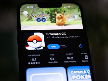Auf einem iPhone ist die Pokemon-GO-App im App Store zu sehen.