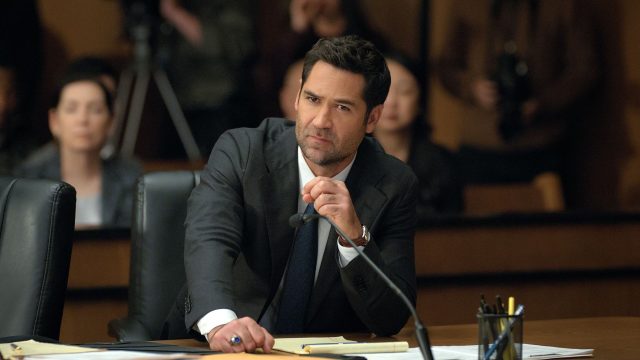 Manuel Garcia-Rulfo wohnt als Anwalt Mickey Haller in "The Lincoln Lawyer" einer Verhandlung bei.