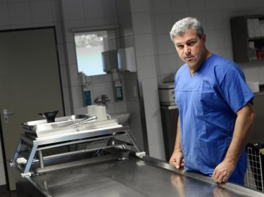 Michael Tsokos am Institut für Rechtsmedizin