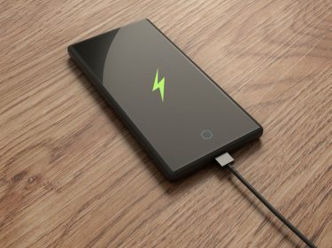 Ein Logo für den Laden des Akkus ist auf dem Display eines Android-Handys zu sehen.