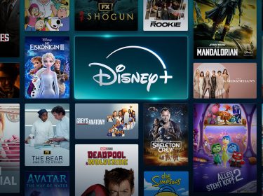 Auf dem Bild zur Disney+ Vodafone Werbung sind verschiedene Serien- und Filmcover aufgelistet, darunter Die Eiskönigin II, The Mandalorian, Indiana Jones, Grey's Anatomy und Alles steht Kopf 2. In der Mitte des Bildes befindet sich das leuchtende Disney+ Logo auf blauem Hintergrund, das von den Covern umrahmt wird.