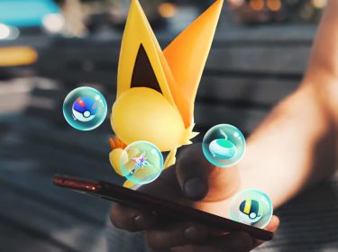 Ein Vicitini auf einer Parkbank neben seinem Trainer in Pokémon GO