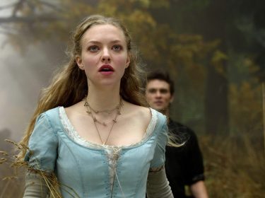 Amanda Seyfried und Shiloh Fernandez in einer Szene aus dem Film RED RIDING HOOD