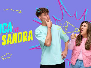 Das Bild zur Show Luca vs. Sandra zeigt Luca und Sandra vor einem lilafarbenen Hintergrund mit bunten Grafikelementen. Luca trägt ein türkisfarbenes Shirt, fasst sich nachdenklich ans Kinn und hat gezeichnete Teufelshörner über dem Kopf. Sandra trägt eine rosa Weste, hat lange braune Haare und schreit in ein gezeichnetes Megafon. Der Titel Luca vs. Sandra steht in großen, bunten Buchstaben links im Bild.