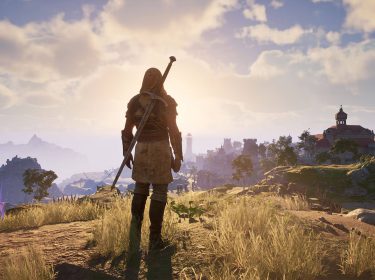 Auf dem Bild aus Avowed steht ein Krieger mit Umhang und einem großen Schwert auf dem Rücken inmitten einer weiten Landschaft. Vor ihm liegt eine mittelalterlich anmutende Stadt mit roten Dächern, Türmen und einem Leuchtturm. Die warme Abendsonne taucht die Szene in goldenes Licht.