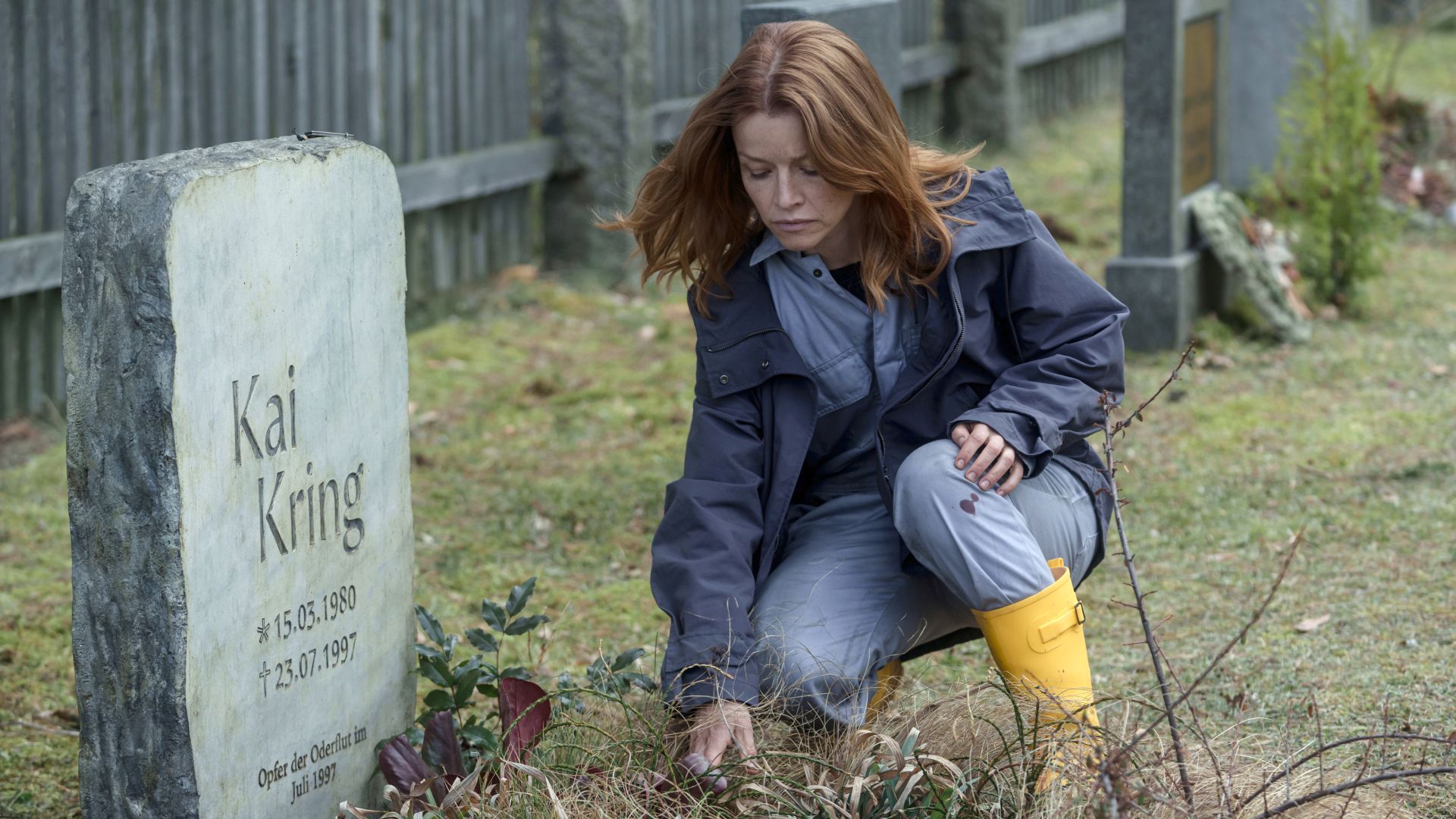 Maggie Kring am vermeintlichen Grab ihres Bruders in der Serie "Oderbruch".