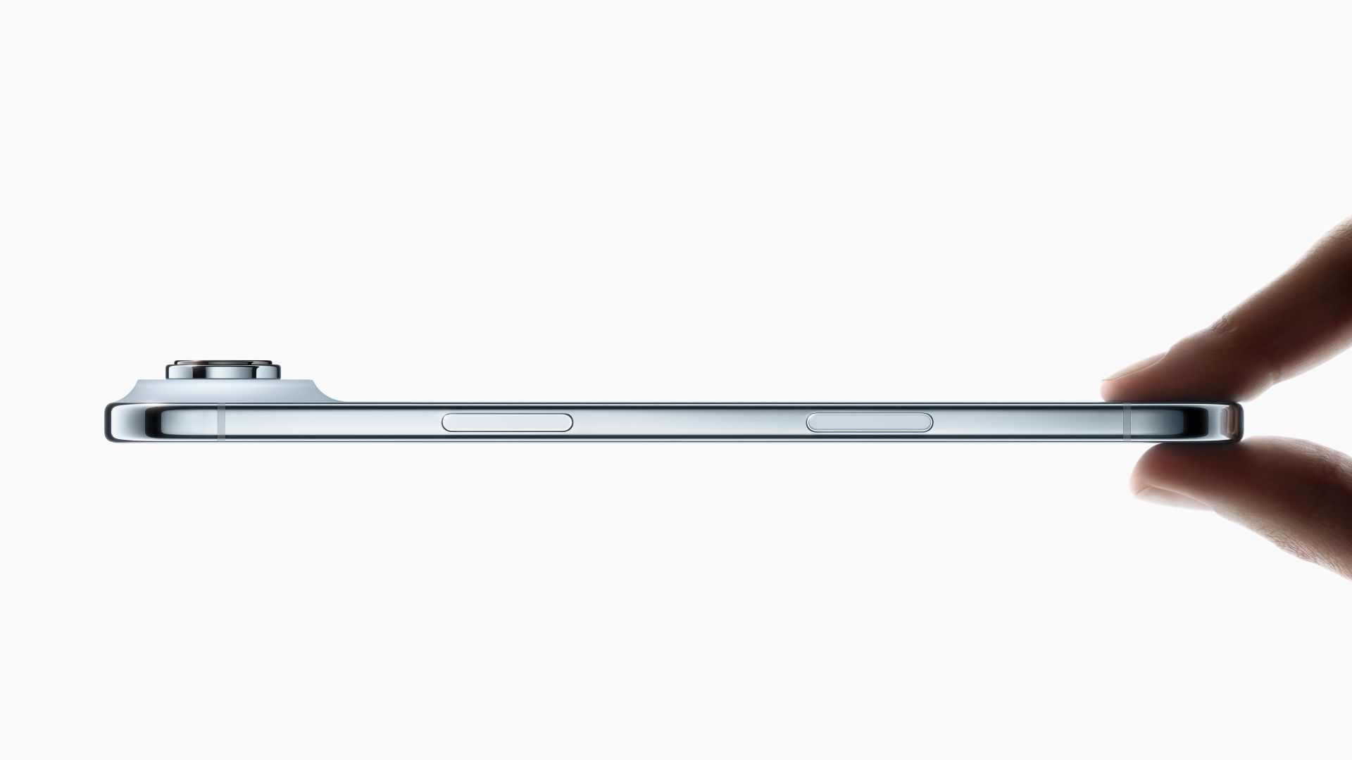 Hand hält das iPhone Air hoch