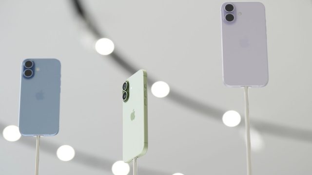 Das iPhone 17 ist in verschiedenen Farben im Apple Park ausgestellt.