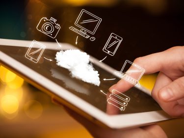 Nahaufnahme eines Android-Tablets, über dem Dateisymbole schweben.. Eine Hand tippt auf das Display.