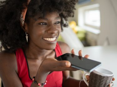 Eine Frau spricht in ihr Smartphone.
