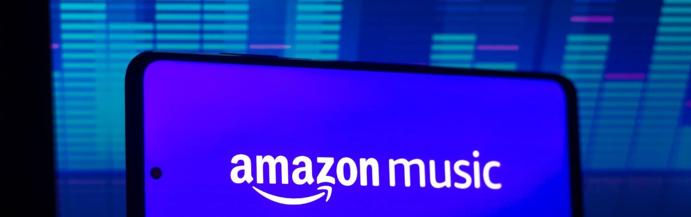 Das blaue Logo von Amazon Music ist auf einem Smartphone zu sehen.