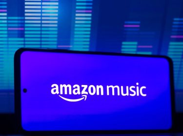 Das blaue Logo von Amazon Music ist auf einem Smartphone zu sehen.