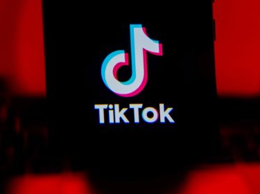 Das Logo von TikTok ist auf einem Smartphone zu sehen.