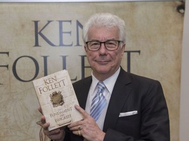 Ken Follett posiert mit seinem Buch 