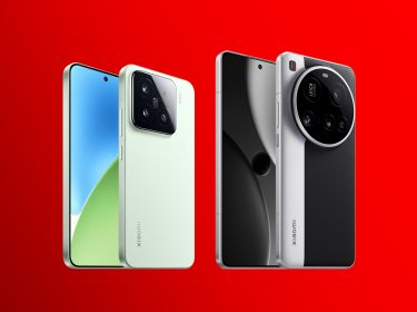 Auf dem Bild sind das Xiaomi 15 und das Xiaomi 15 Ultra vor einem roten Hintergrund zu sehen. Links steht das Xiaomi 15 in einem hellgrünen Farbton mit einem quadratischen Kamera-Modul, während rechts das Xiaomi 15 Ultra mit einer großen runden Leica-Kamera hervorsticht. Beide Smartphones haben ein modernes Design mit flachen Kanten und Displays mit Punch-Hole-Kameras.