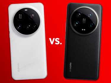 Das Xiaomi 15 Ultra und das Xiaomi 14 Ultra nebeneinander vor rotem Hintergrund.