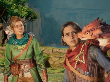 Auf dem Bild aus dem Spiel Split Fiction Test sind die beiden Spielfiguren Mio und Zoe zu sehen. Mio, rechts, trägt eine rote Schärpe über einer Rüstung und hat einen roten, drachenartigen Begleiter auf der Schulter. Ihr Gesichtsausdruck wirkt angespannt. Links steht Zoe in einem grünen Gewand mit Lederaccessoires, begleitet von einem kleinen, blauen Drachen, und blickt freundlich zur Seite. Die Szene spielt in einer grünen, felsigen Landschaft.