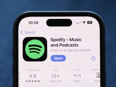 Die Spotify-App ist im App Store auf dem iPhone zu sehen