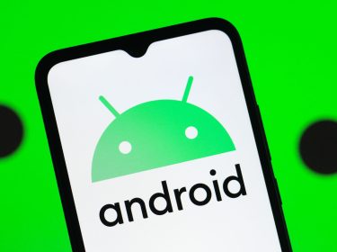 Ein Smartphone zeigt eine stilisierte Version des Android-Maskottchens und das Wort 