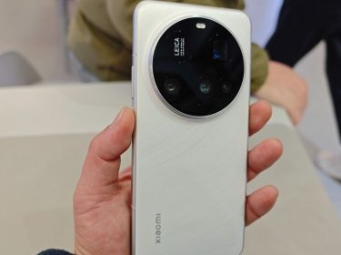 Eine Hand hält das Xiaomi 15 Ultra im Xiaomi Fans Club in Shanghai.