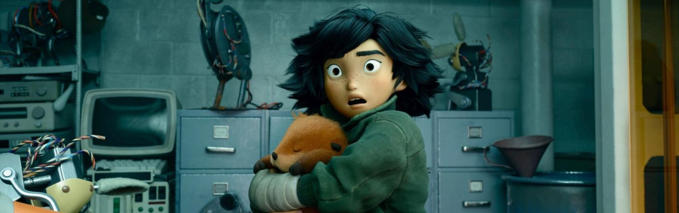 Ein junges Mädchen hält einen Biber in den Armen.