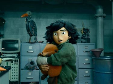 Ein junges Mädchen hält einen Biber in den Armen.