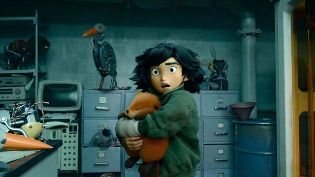 Ein junges Mädchen hält einen Biber in den Armen.