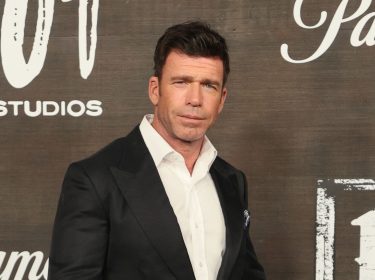 Auf dem Bild im Taylor Sheridan Serien und Filme Artikel siehst du Taylor Sheridan bei einer Premiere.