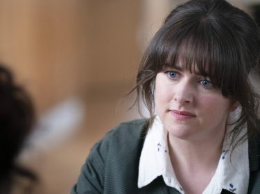 Tosh im Gespräch mit einer unbekannten Person.