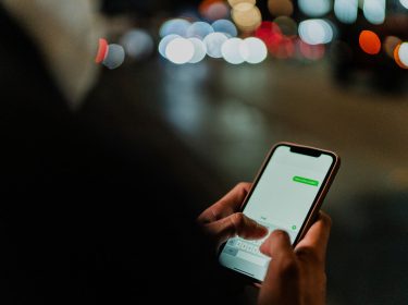 Eine Person tippt eine Nachricht bei WhatsApp auf dem Smartphone