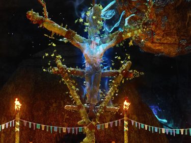 Ein Mutant hängt an einem Kreuz in Atomfall.