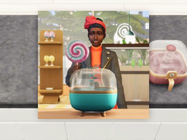 Ein Sim steht in „Sims 4“ vor einer Küchenmaschine und hat einen Lolli in der Hand.