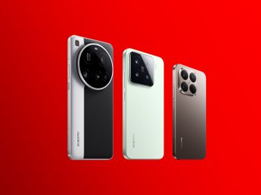Auf dem Bild sind drei Smartphones von Xiaomi vor rotem Hintergrund zu sehen: links das Xiaomi 15 Ultra mit großer runder Leica-Kameraeinheit, in der Mitte das mintgrüne Xiaomi 15 mit quadratischem Kameramodul, rechts das Xiaomi 15T Pro in Titan-Optik. Alle drei Modelle stehen repräsentativ für das bestes Xiaomi Handy 2025.