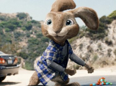 Auf dem Bild in dem Artikel zu den Filmen zu Ostern ist der animierte Hase E.B. aus Hop – Osterhase oder Superstar? zu sehen. Er steht auf einer Motorhaube, trägt ein blau-kariertes Hemd und blickt mit großen Augen in die Kamera.
