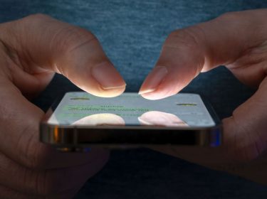 Eine Nachricht in WhatsApp auf dem iPhone tippen.