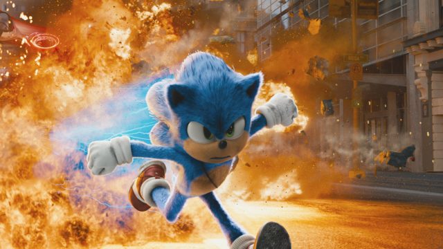 Zu den besten Filmen bei Paramount+ gehört auch „Sonic the Hedgehog“, aus dem diese actiongeladene Szene stammt. Im Mittelpunkt steht Sonic, die ikonische blaue Figur mit elektrisierender Energie, die durch eine Explosion sprintet.
