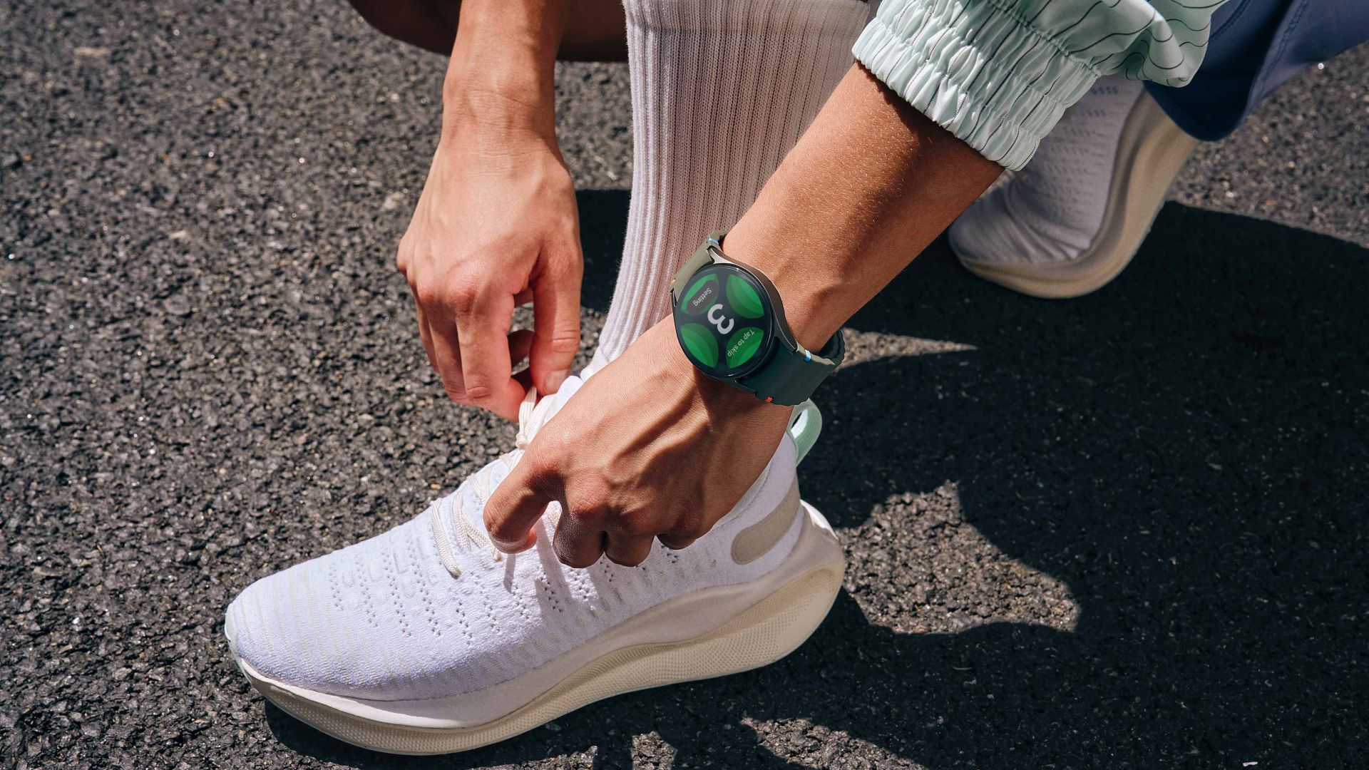 Frau trägt Galaxy Watch7 beim Jogging.