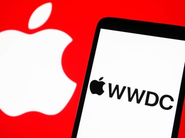 Das Logo der WWDC ist auf einem Smartphone vor rotem Hintergrund zu sehen.