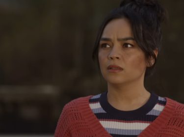 Die Enkelin der Großmutter, die skeptisch in eine Richtung blickt.