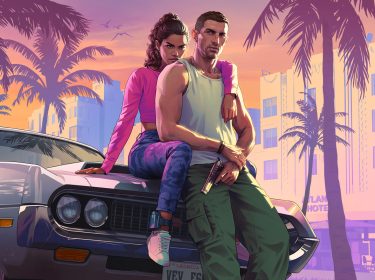 Auf dem Bild aus GTA VI sind die Hauptcharaktere Lucia Caminos und Jason Duval in einer intensiven Szene zu sehen. Jason steht mit verschränkten Armen und einer Waffe in der Hand vor einem weißen Muscle-Car, während Lucia lässig auf der Motorhaube sitzt. Die beiden wirken entschlossen und kampfbereit. Im Hintergrund ist eine neonfarbene Stadtkulisse mit Palmen und Art-Déco-Gebäuden bei Sonnenuntergang zu sehen – typisch für das Vice-City-Setting von GTA VI.