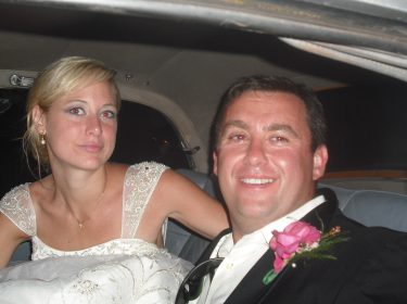 Tödlich: Eine Amerikanische Ehe - Jason Corbett und seine Eherfrau Molly in Hochzeitskleidung in einem Auto.