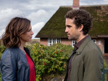 Oliver Wnuk und Julia Brendler stehen in einer Szene von 