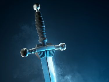 Symbolbild zur möglichen Quicksilver Buchverfilmung: Ein stilisiertes Schwert ragt in aufrechter Position in den nebligen Nachthimmel. Die Klinge ist hell beleuchtet, der Griff rustikal mit Rillen gestaltet. Die Szene vermittelt eine mystische, fast alchemistische Atmosphäre – passend zur düsteren und geheimnisvollen Stimmung des Romans.