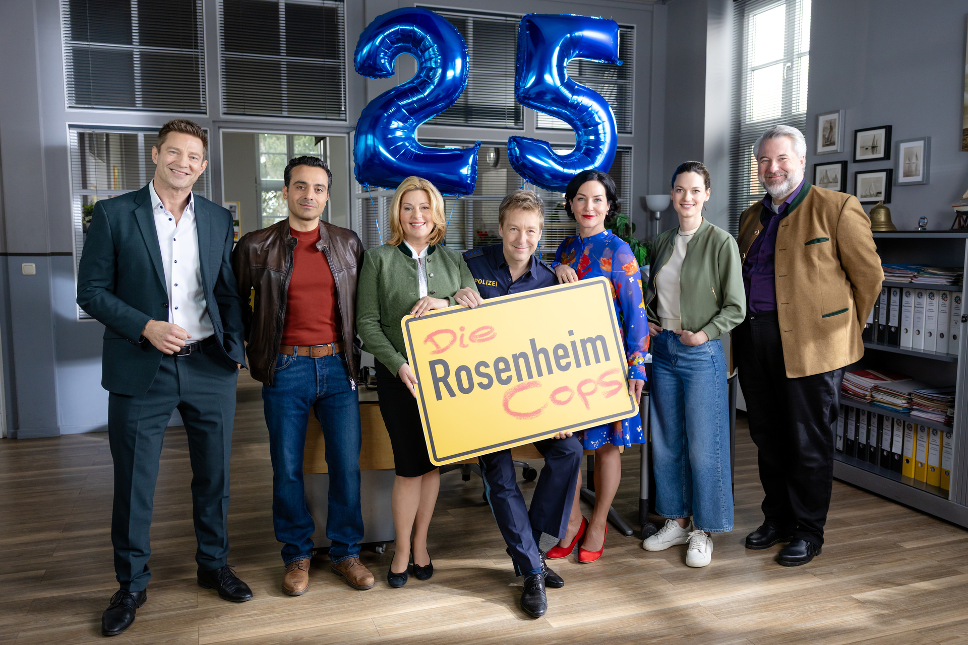 Ein Teil des Teams posiert im Rosenheimer Kommisariat anlässlich des 25. Jübiläums.