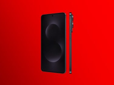 Auf diesem Bild zum Samsung Galaxy S25 Edge ist das Smartphone zweimal abgebildet – einmal von vorne mit einem nahezu randlosen Display und einmal von der Seite, wodurch das ultraschlanke Design und die herausstehende Kameralinse sichtbar werden. Der Hintergrund ist kräftig rot, was das elegante Schwarz des Geräts stark hervorhebt.