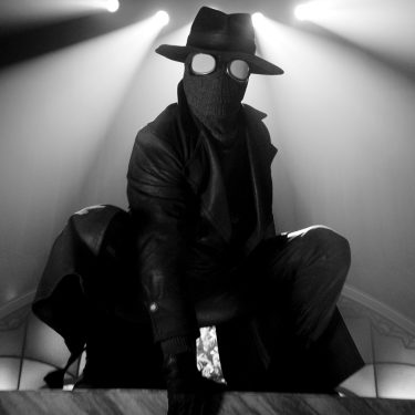 Auf dem Bild in dem Artikel zur Spider Noir-Serie ist der Charakter zu sehen.